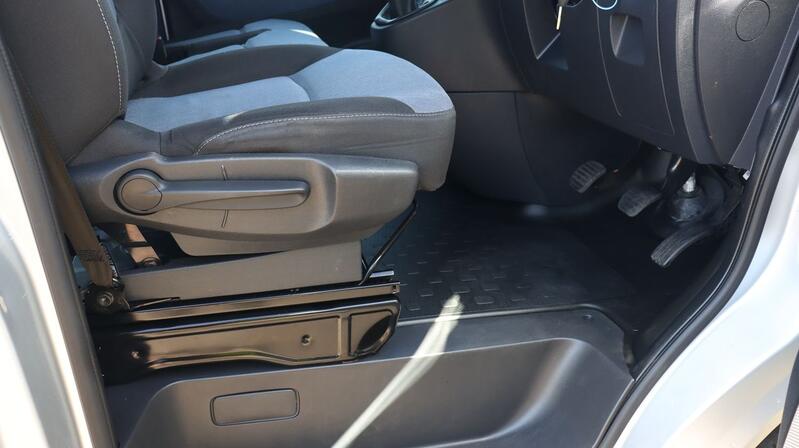 VAUXHALL VIVARO